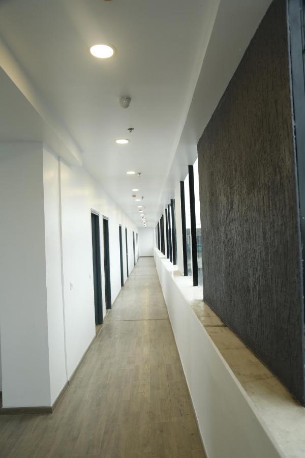 נאגפור Uptown Hotel מראה חיצוני תמונה