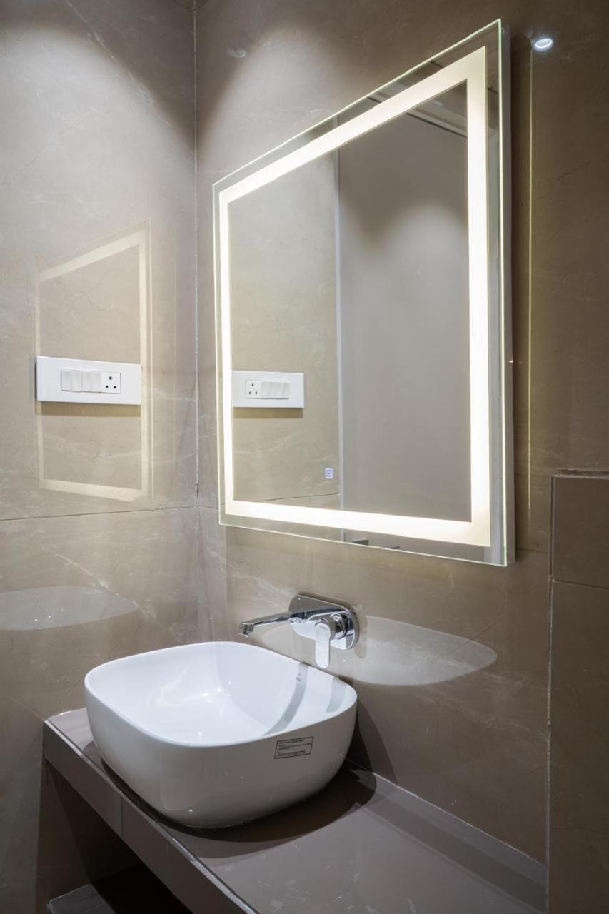 נאגפור Uptown Hotel מראה חיצוני תמונה